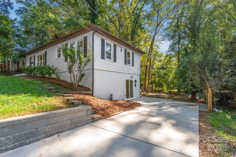 Property image 4 of 3208 June Drive in Echo Hills, Charlotte, NC 28205