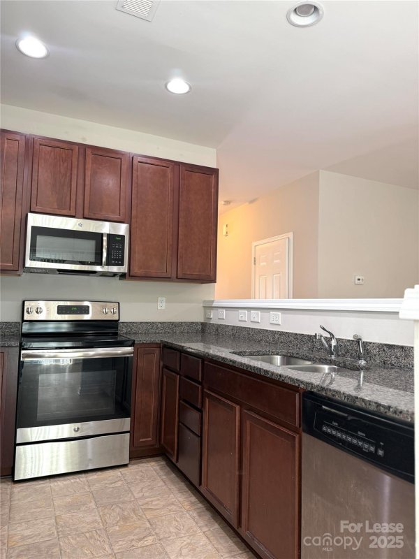 Property image 4 of 10577 Bunclody Drive in Villages at Back Creek, Charlotte, NC 28213