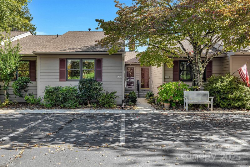Oak Hall, Tryon Community