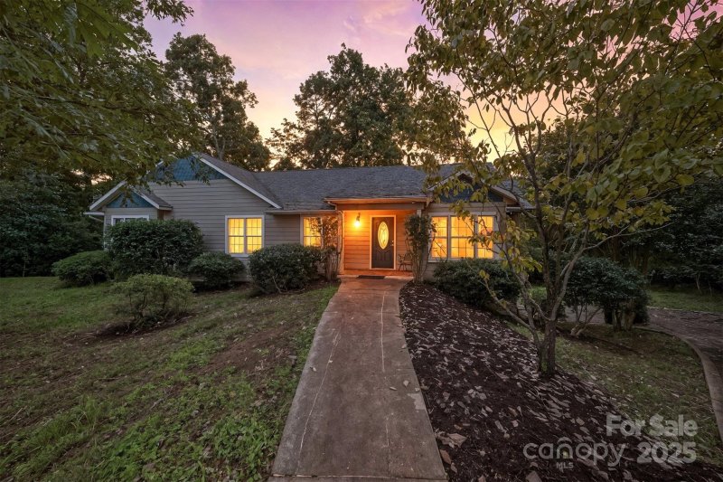 Brooks Glen, Granite Falls Community