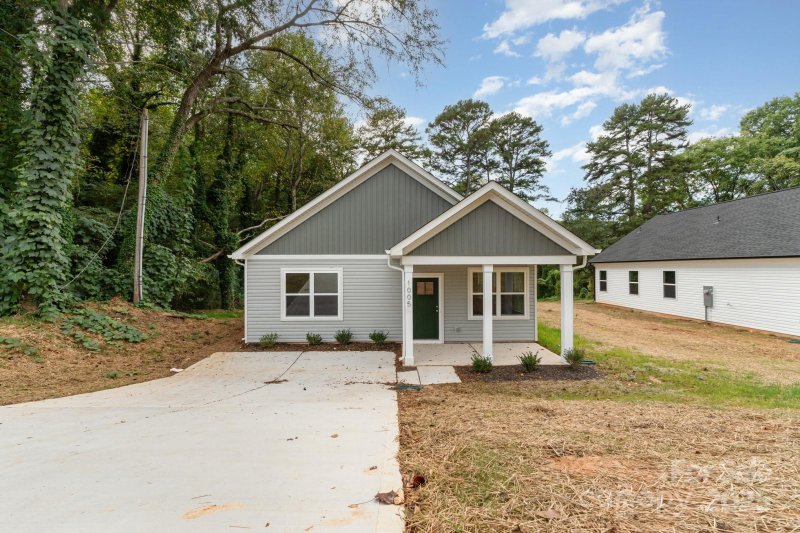 Property image 2 of 1005 Donohoe Road in Jenkins Heights, Gastonia, NC 28052