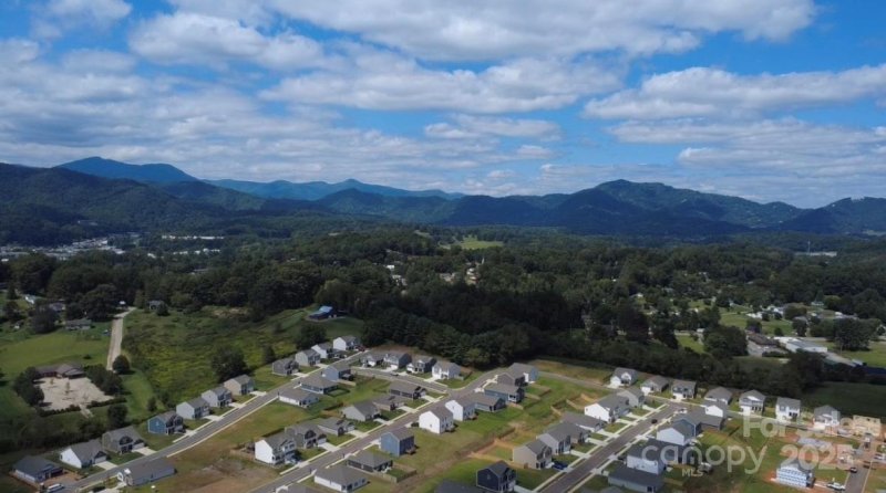 Property image 2 of 31 Woodvale Drive in Valleywood Farms, Waynesville, NC 28786