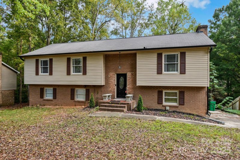 Property image 2 of 7414 Castlebar Road in Heritage Woods, Charlotte, NC 28270