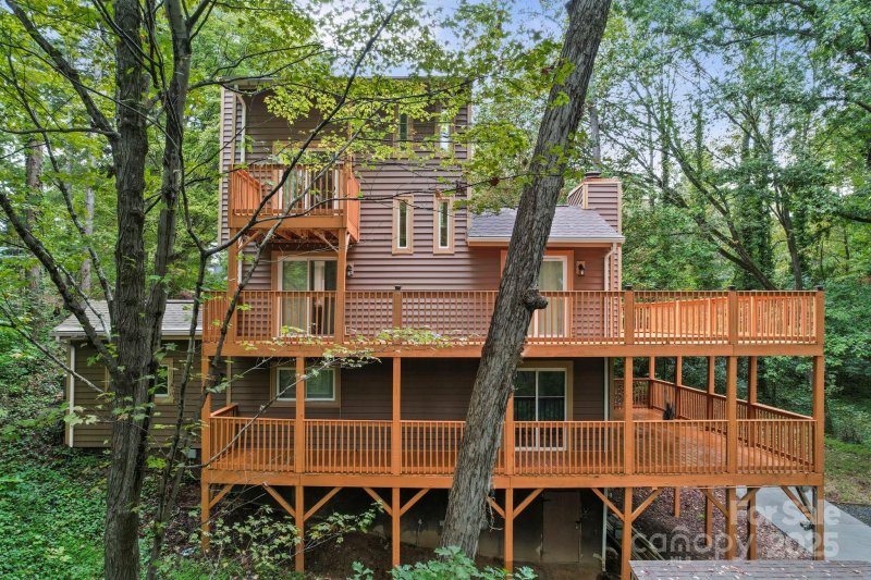 Property image 3 of 8012 Briardale Drive in Sharon Forest, Charlotte, NC 28212