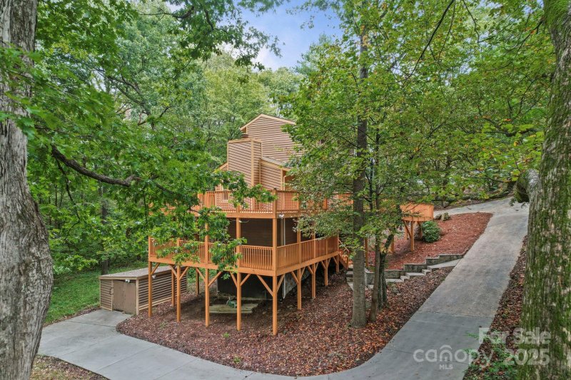 Property image 5 of 8012 Briardale Drive in Sharon Forest, Charlotte, NC 28212