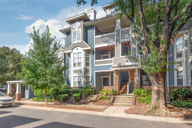 Property image 2 of 415 Mather Green Avenue in Olmsted Park, Charlotte, NC 28203