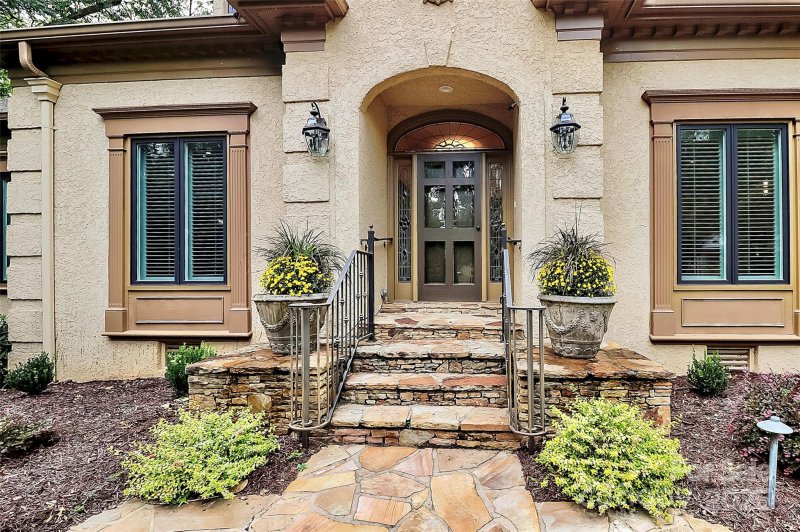 Property image 2 of 6706 Honors Court in Quail Hollow, Charlotte, NC 28210