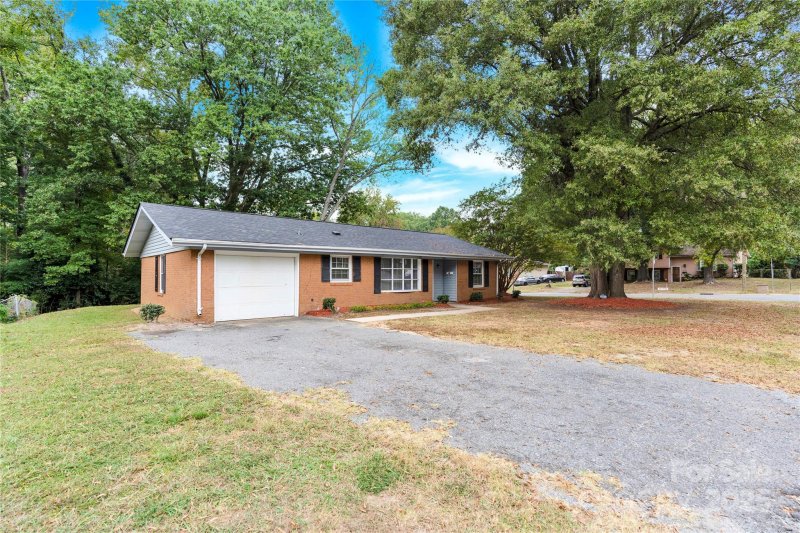 Property image 4 of 5600 Burleson Drive in Eastbrook Woods, Charlotte, NC 28215