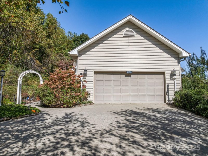 Property image 3 of 222 Bay Laurel Lane in Carriage Park, Hendersonville, NC 28791