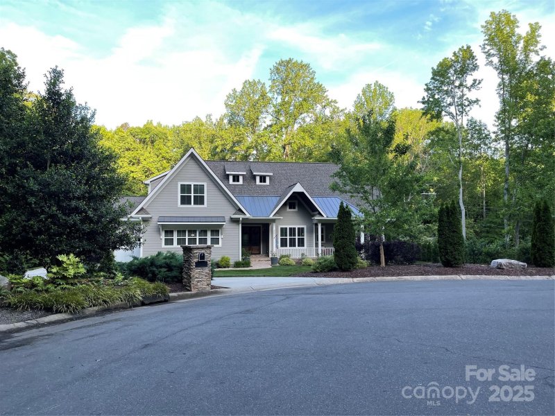 Mountainbrook, Charlotte Community