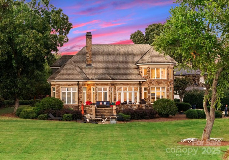 Property image 3 of 18212 Pompano Place in Point Largo, Cornelius, NC 28031