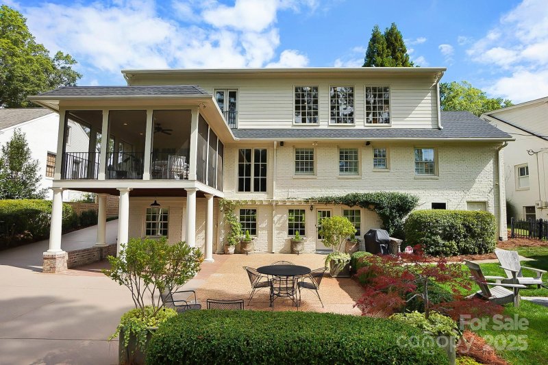 Property image 2 of 2624 Chilton Place in Myers Park, Charlotte, NC 28207