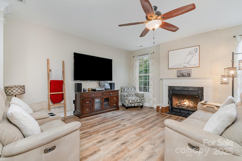 Property image 4 of 3815 Blazeprince Drive in Peach Orchard Estates, Charlotte, NC 28215