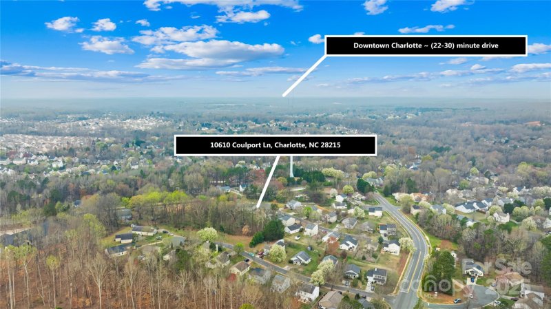 Property image 3 of 10610 Coulport Lane in Cambridge, Charlotte, NC 28215