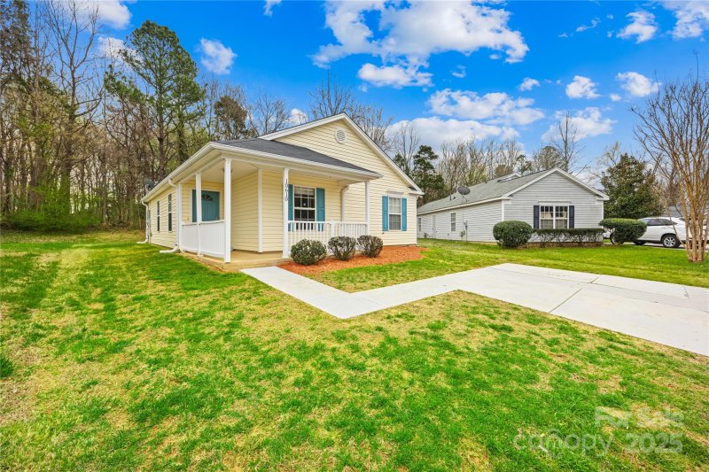 Property image 4 of 10610 Coulport Lane in Cambridge, Charlotte, NC 28215