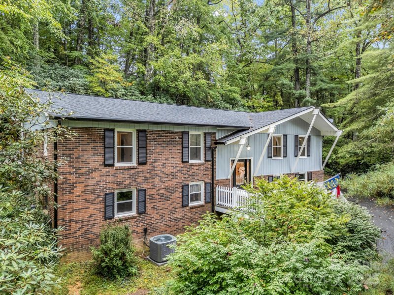 Property image 2 of 190 Long John Drive in Long John Mt Estates, Hendersonville, NC 28791