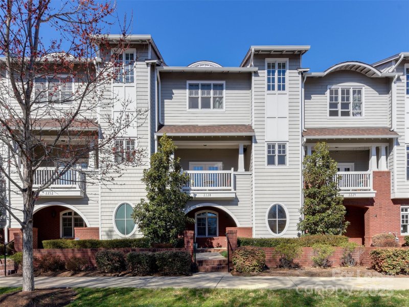 Property image 2 of 2228 Lyndhurst Avenue in Dilworth, Charlotte, NC 28203