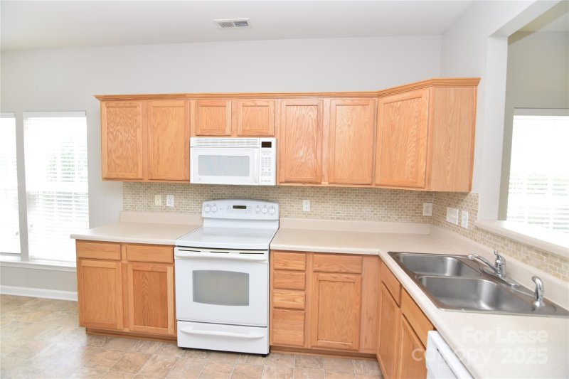 Property image 4 of 614 Bayou Circle in Autumn Cove At Lake Wylie, Lake Wylie, SC 29710