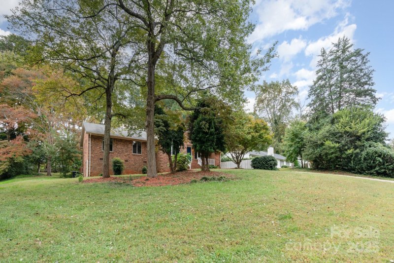 Property image 2 of 204 Belwood Drive in Belwood, Belmont, NC 28012