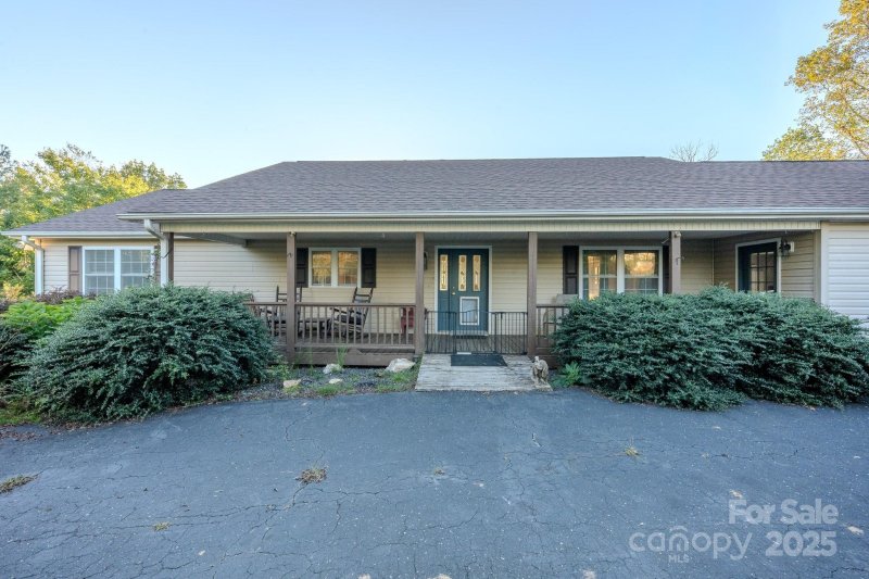 Spruce Pine Heights, Spruce Pine Community