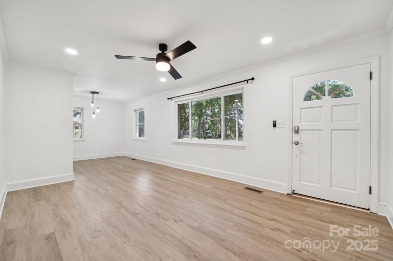 Property image 3 of 5423 Lantana Avenue in Oakhurst, Charlotte, NC 28212