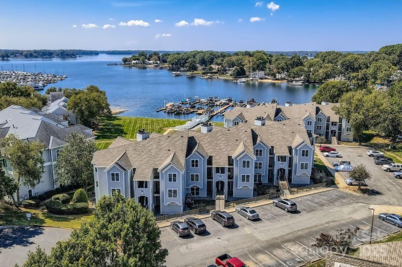 Property image 3 of 18701 Nautical Drive in Admirals Quarters, Cornelius, NC 28031