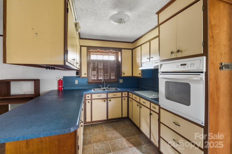 Property image 5 of 2068 Moss Farm Road in Clearview Acres, Hickory, NC 28602