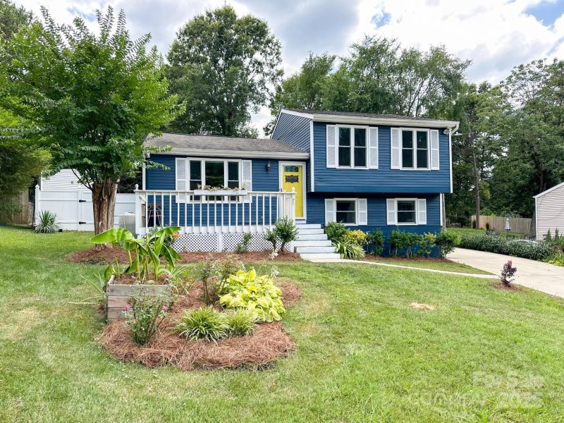 Property image 3 of 7812 Highbanks Court in Idlewild South, Charlotte, NC 28212