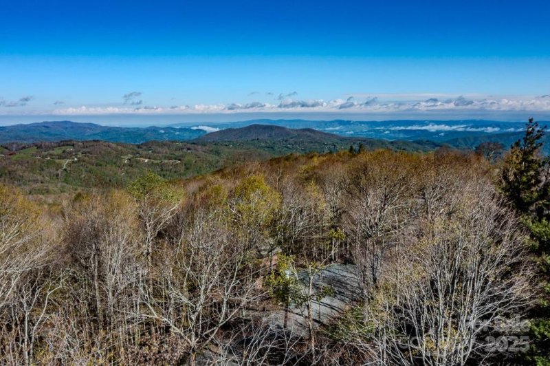 Property image 2 of 112 N Pinnacle Ridge Road in The Cliffs, Beech Mountain, NC 28604