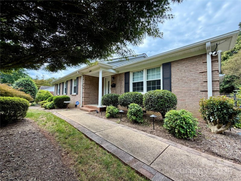 Property image 2 of 5300 Glenbrier Drive in Coventry Woods, Charlotte, NC 28212