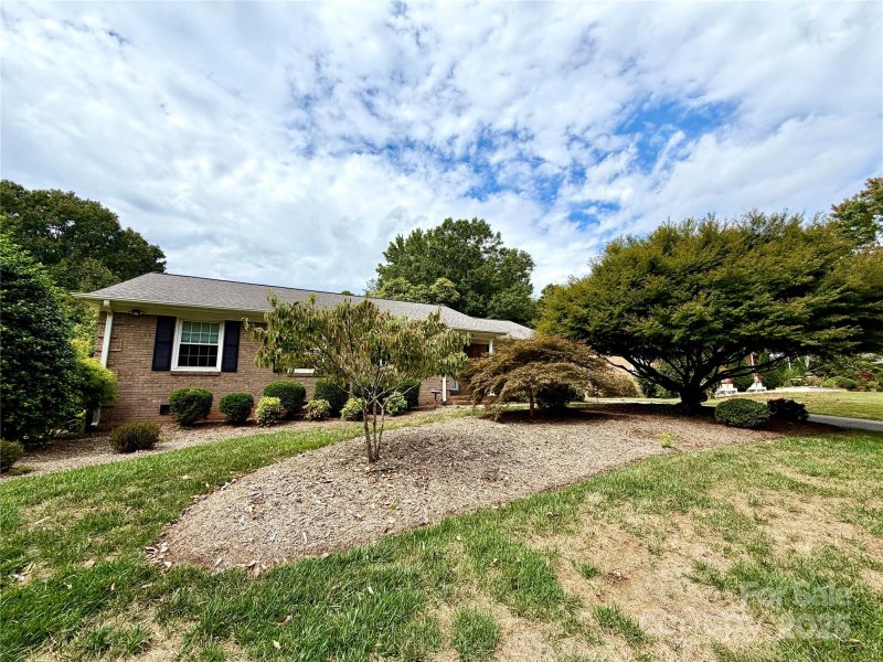 Property image 3 of 5300 Glenbrier Drive in Coventry Woods, Charlotte, NC 28212