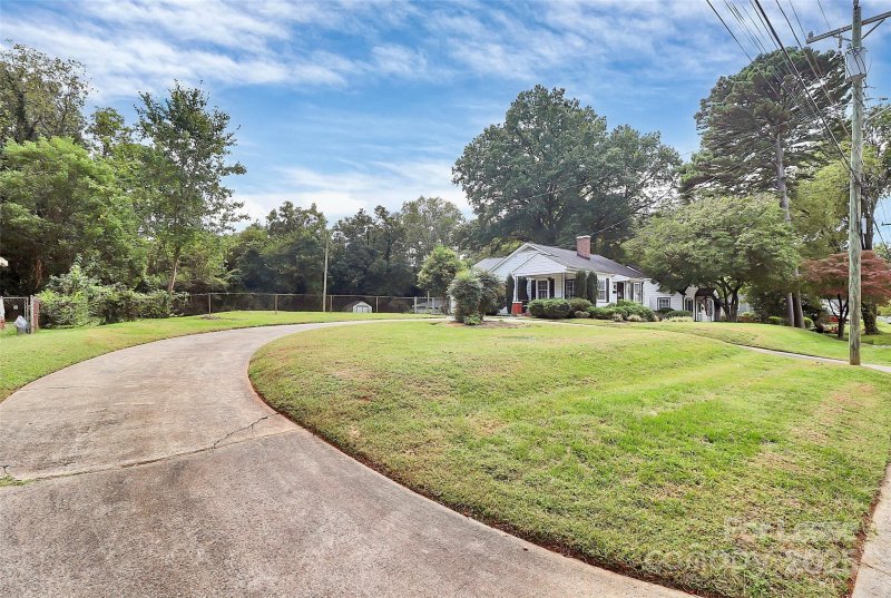 Property image 3 at 1025 Druid Circle, Charlotte, NC 28206