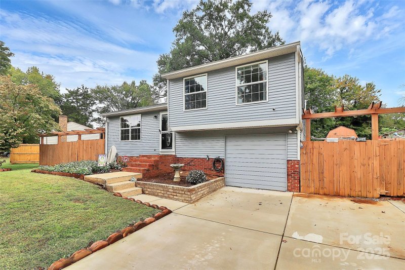 Property image 2 of 1919 O Hara Drive in Twelve Oaks, Charlotte, NC 28273