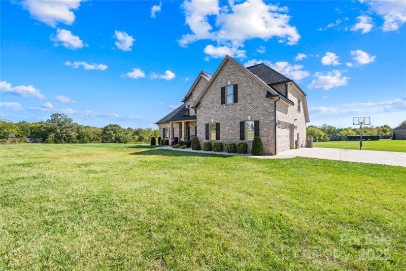 Property image 4 of 895 Oak Ridge Farms Circle in Oak Ridge Farms, Newton, NC 28658