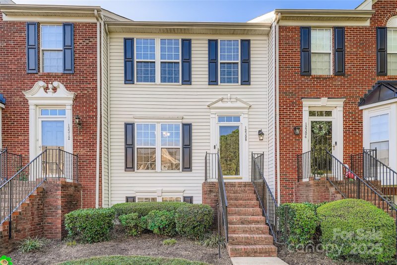 Garden Oaks, Charlotte Community