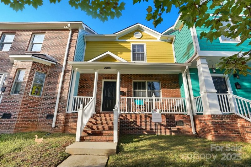 Vantage Pointe, Charlotte Community