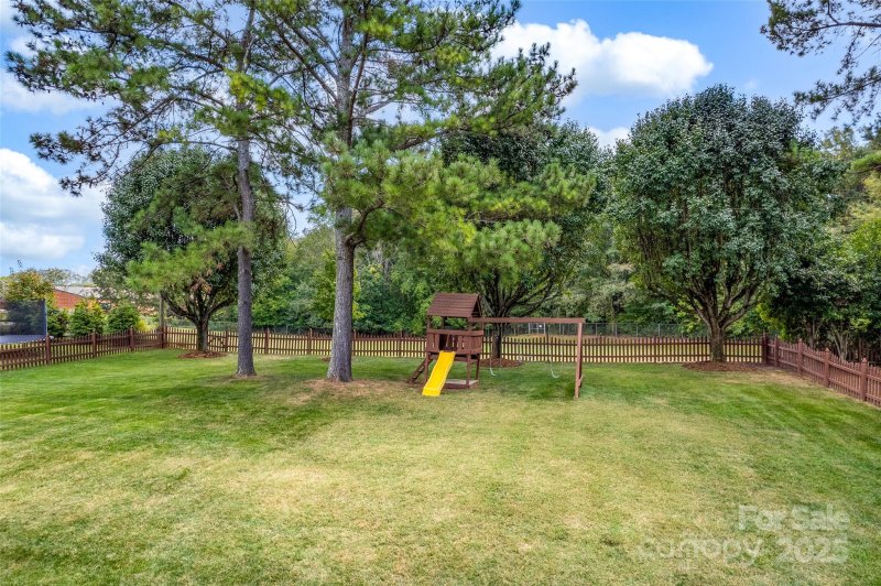 Property image 3 of 125 Castleton Drive in Wyndham Shores, Mooresville, NC 28117