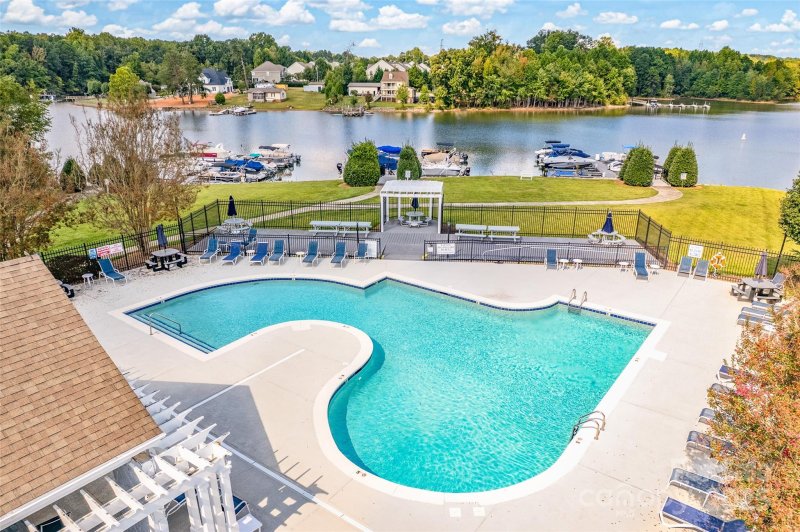 Property image 4 of 125 Castleton Drive in Wyndham Shores, Mooresville, NC 28117