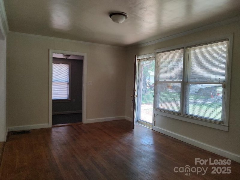 Property image 2 of 322 Hartford Avenue in Cedar Park, Charlotte, NC 28209