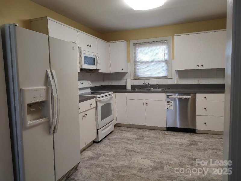 Property image 5 of 322 Hartford Avenue in Cedar Park, Charlotte, NC 28209