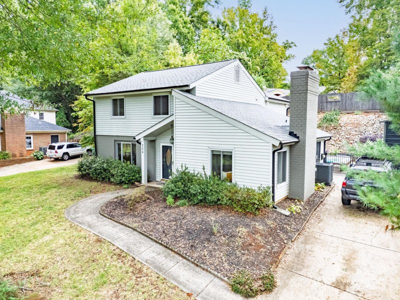 Property image 2 of 304 Greenwood Place in Lakewood, Belmont, NC 28012