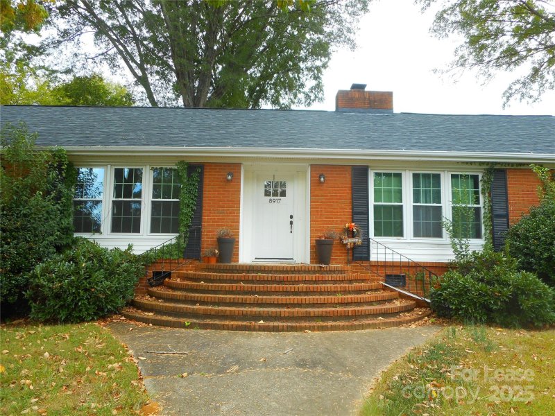Property image 2 of 8917 Nottoway Drive in College Downs, Charlotte, NC 28213