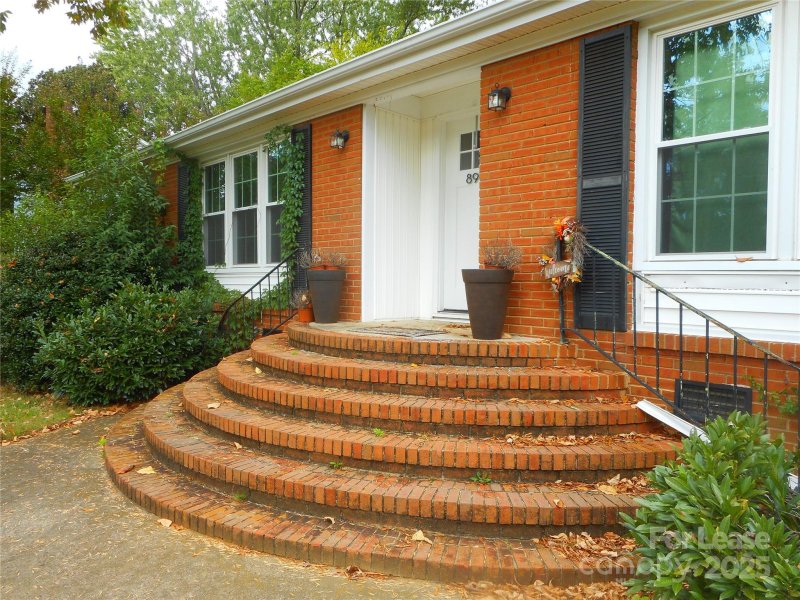 Property image 3 of 8917 Nottoway Drive in College Downs, Charlotte, NC 28213