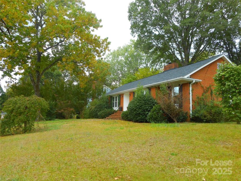 Property image 4 of 8917 Nottoway Drive in College Downs, Charlotte, NC 28213