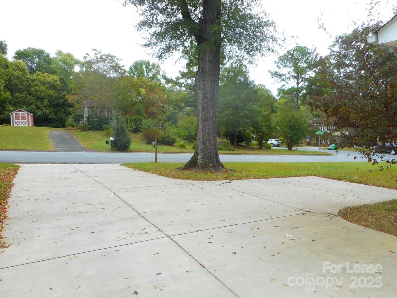 Property image 5 of 8917 Nottoway Drive in College Downs, Charlotte, NC 28213