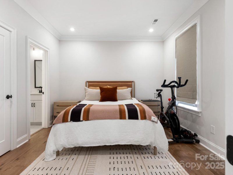 Property image 5 of 2555 Deacon Avenue in Elizabeth Glen, Charlotte, NC 28204