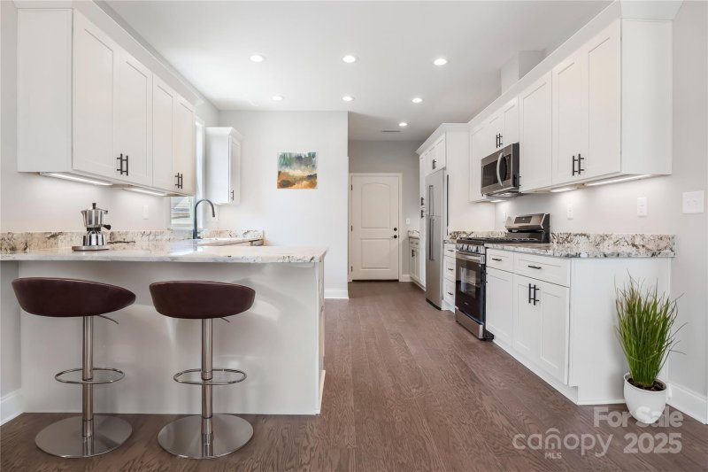 Property image 4 of 831 A Wynnshire Drive in Wynnshire Ridge, Hickory, NC 28601