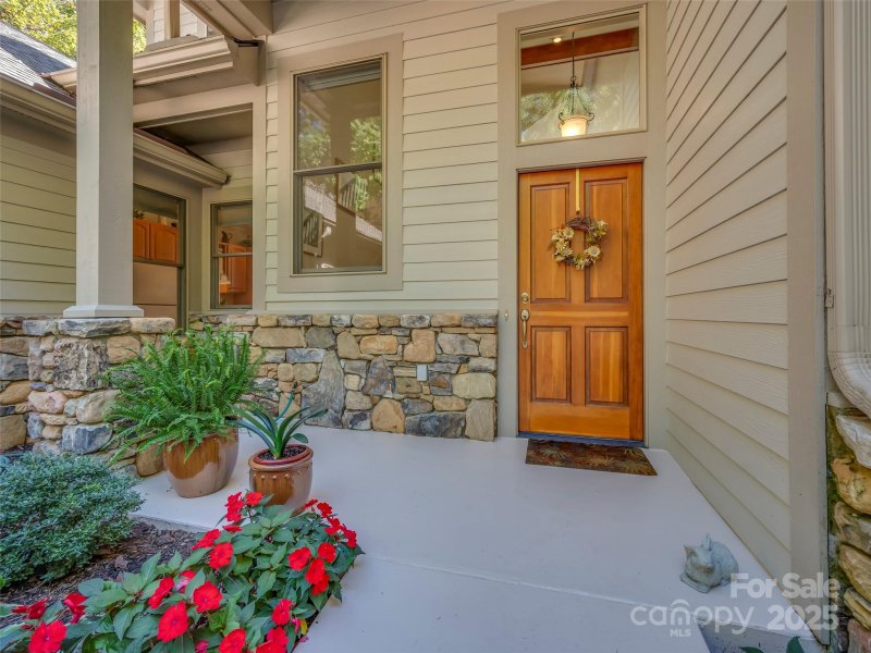 Property image 2 of 1001 Mcfarlane Way in Champion Hills, Hendersonville, NC 28739