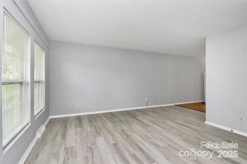 Property image 2 of 4709 Americana Avenue in Lake Plaza, Charlotte, NC 28215