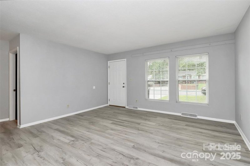 Property image 3 of 4709 Americana Avenue in Lake Plaza, Charlotte, NC 28215